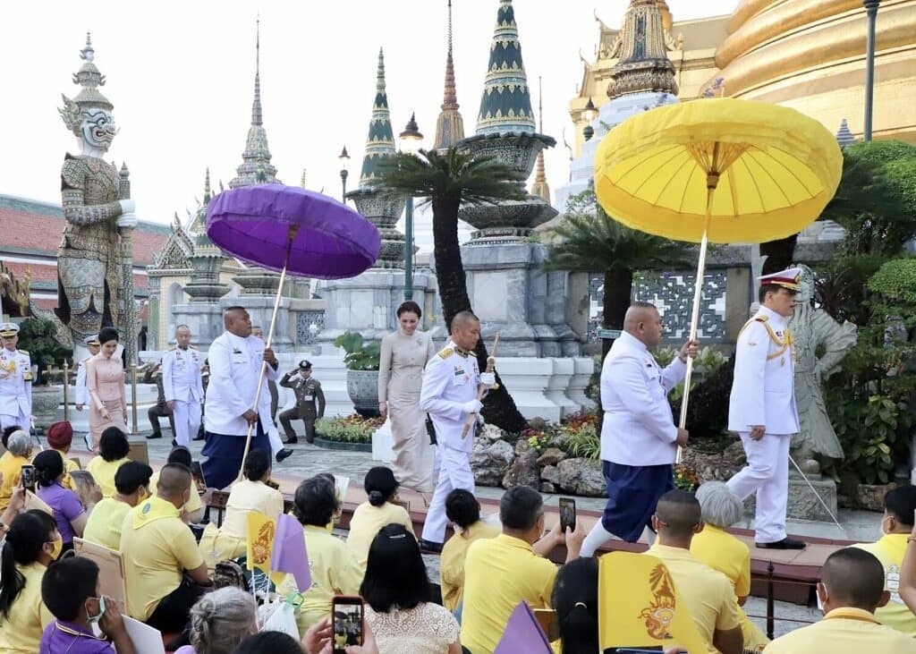 全球时尚风行 泰王漫画中的承诺终成泡影！诗妮娜孤零零走水泥地，苏提达变美啦