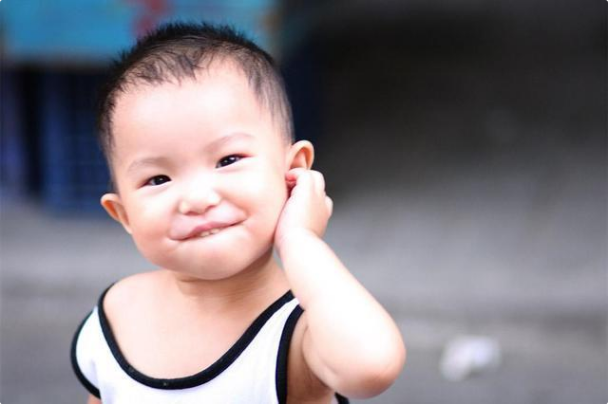 Ainee妈咪|半岁宝宝总爱抓耳朵？6个原因和处理小技巧，建议家长提前了解