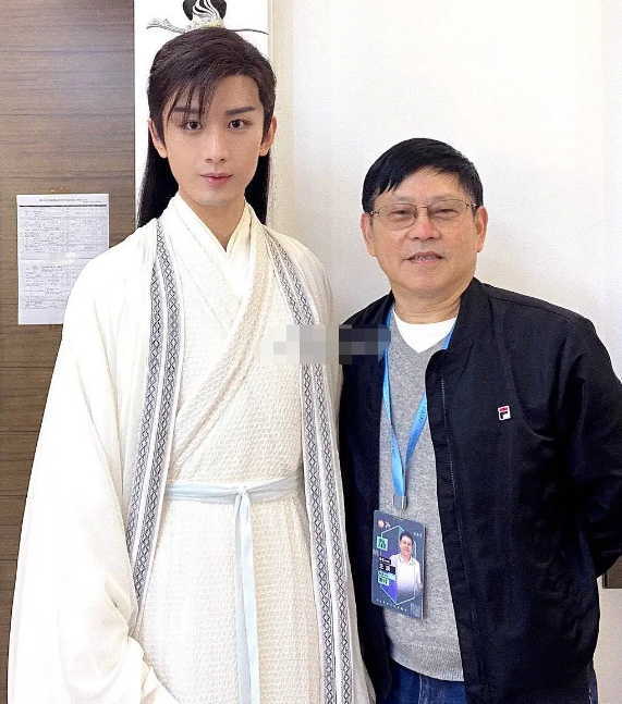 肖战|快本制作人曝生图合影，最爱与蔡徐坤合拍，王一博肖战状态很真实