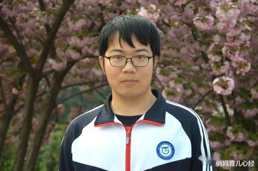 俏妈育儿心经|农村小伙700分考上清华，领完通知书下地干活，穷人的孩子早当家