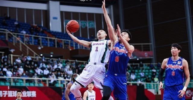 新疆男篮|CCTV5直播!新疆山东全面火拼,阿的江心有余悸,巩晓彬能进四强