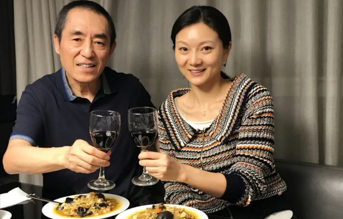 张艺谋|张艺谋：给小11岁岳母尽孝坦然从容，你们就是我的亲人