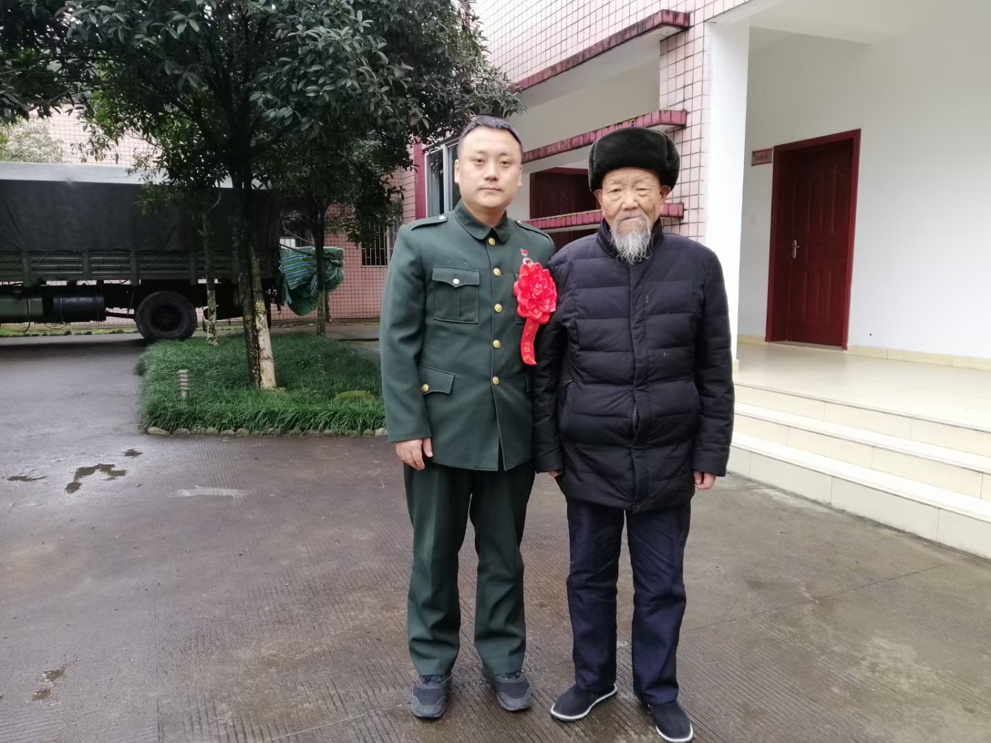 回老家给爷爷修房子,房子修好了爷爷却走了