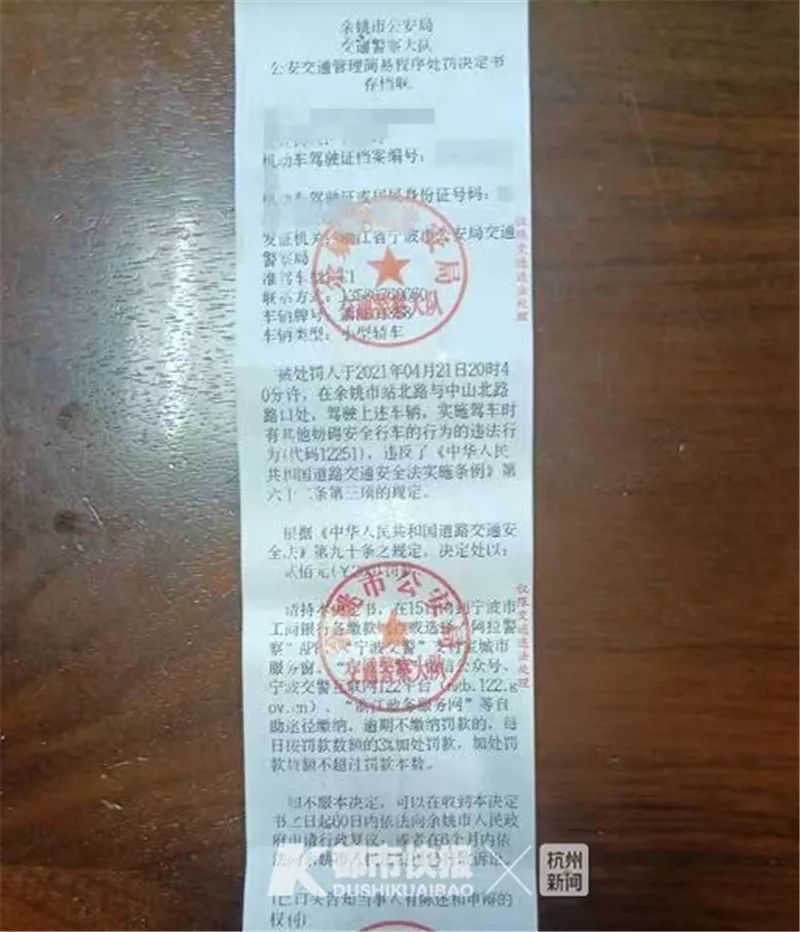 半岛晨报 驾驶室探出一个小孩的头！司机淡定说：孩子出生后一直抱着开车