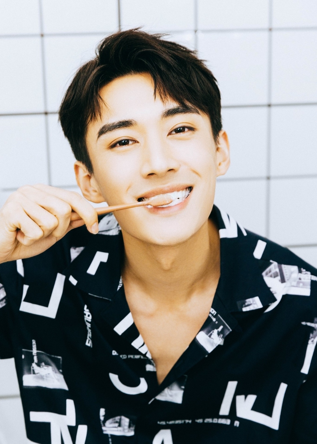 |刘学义粉丝对工作室发图不满意，刘学义亲自回怼粉丝：欠谁的了？