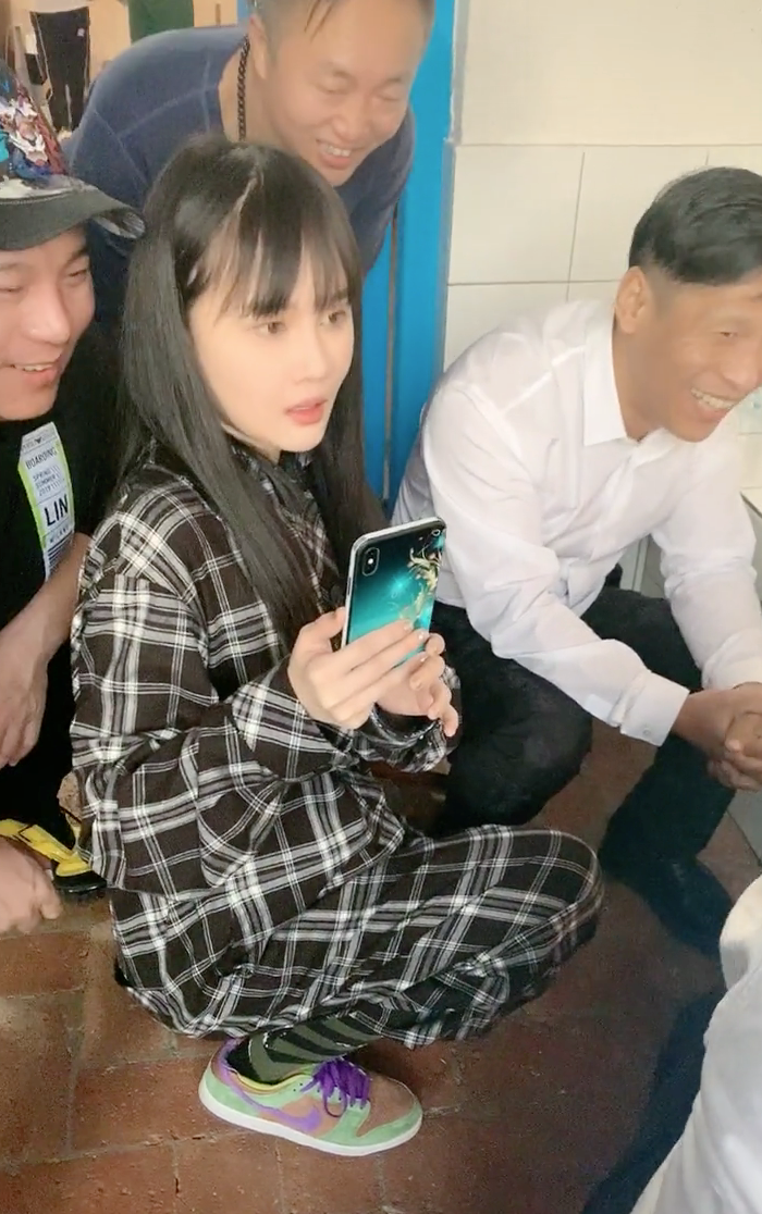 赵本山|赵本山与儿女共同现身，儿子瘦身成功撞脸父亲，网红女儿十分漂亮