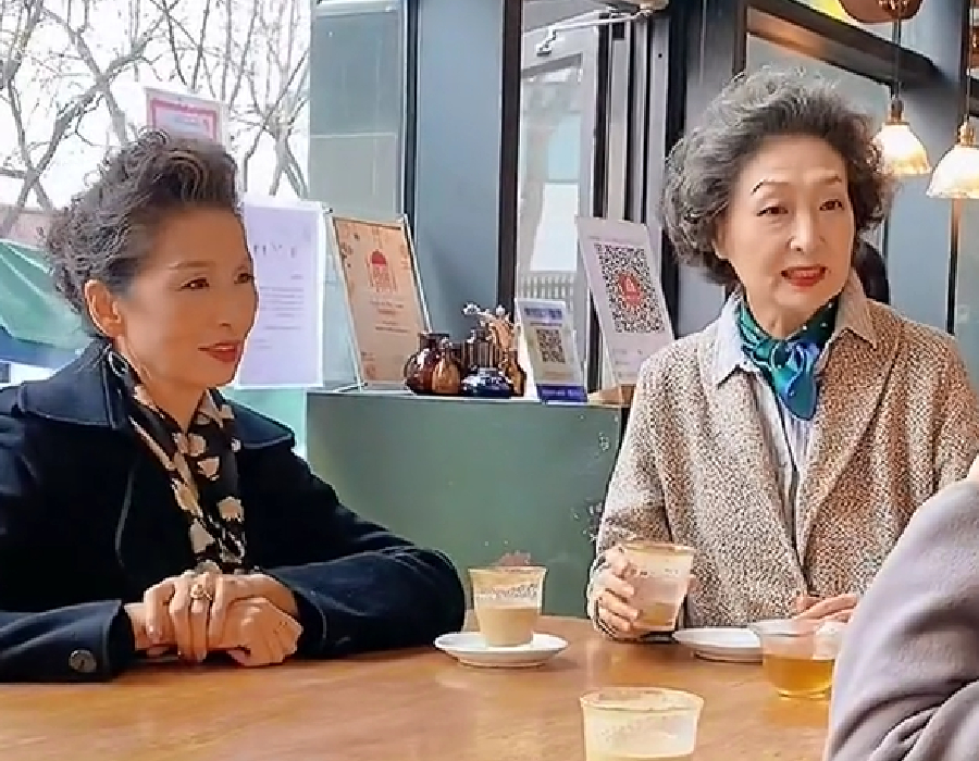 小姐姐 六十头发花白染还是不染？染发显年轻，但银发也是道美丽的风景线