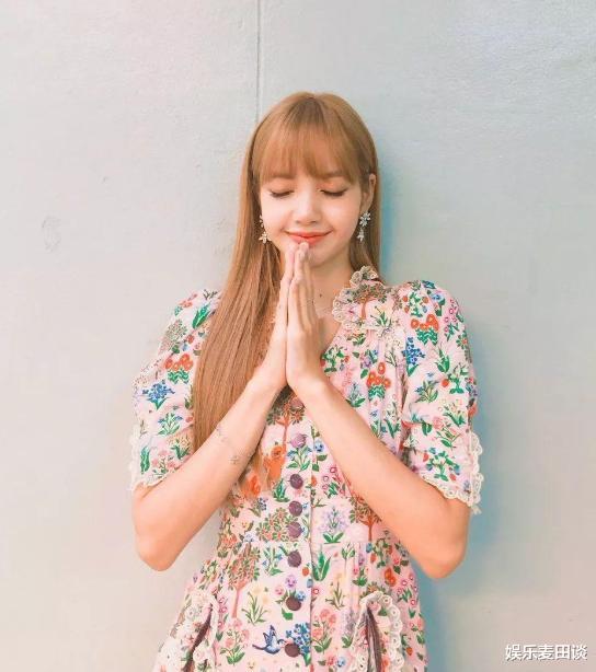 lisa|Lisa的腿被上帝吻过？穿上“无痕裤”，漫画腿抢镜，真没开特效？