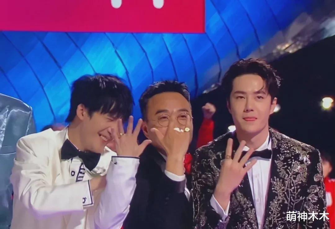 成毅|跨年夜幕后更感人：何炅穿过人海拥抱吴昕，天天兄弟合照秀戒指