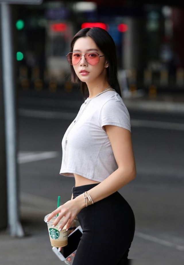 李成敏|李成敏的身材有多撩？穿上无痕裤后，这腿开特效了吧？