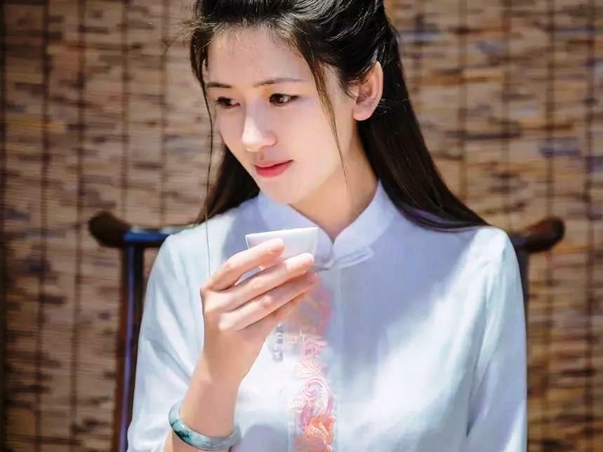怀揣春情的女子,睫毛下是羞涩,秀颜上是浅笑