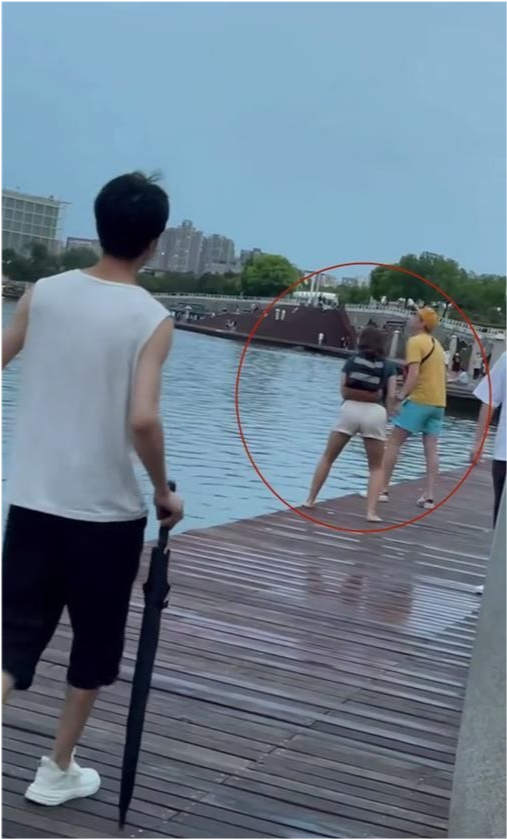 郑州 郑州：3个外国人一边往湖里吐口水，一边哈哈大笑，围观者敢怒不敢言