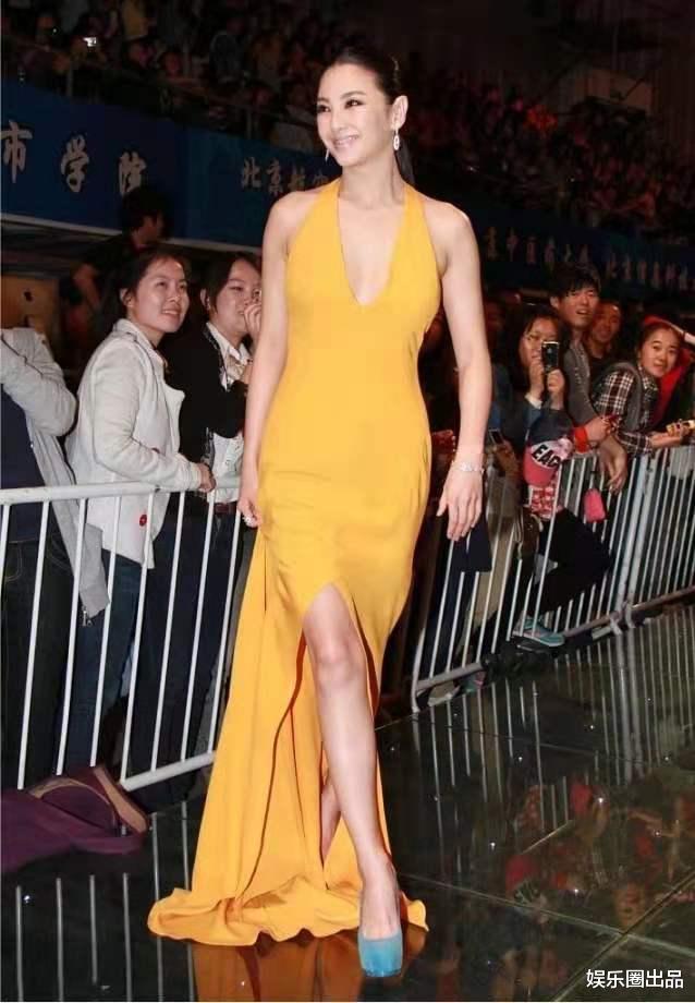 李钟硕|张雨绮真会玩，穿挂脖长裙扎马尾辫，与女大学生同框似姐妹