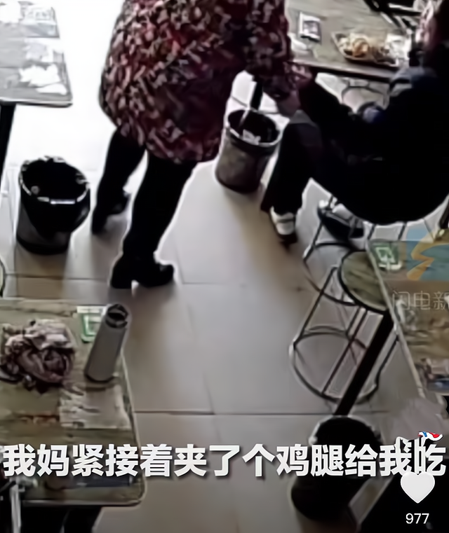 女生放假提前回家,到自家饭店吃饭,妈妈没有认出来后来又笑了