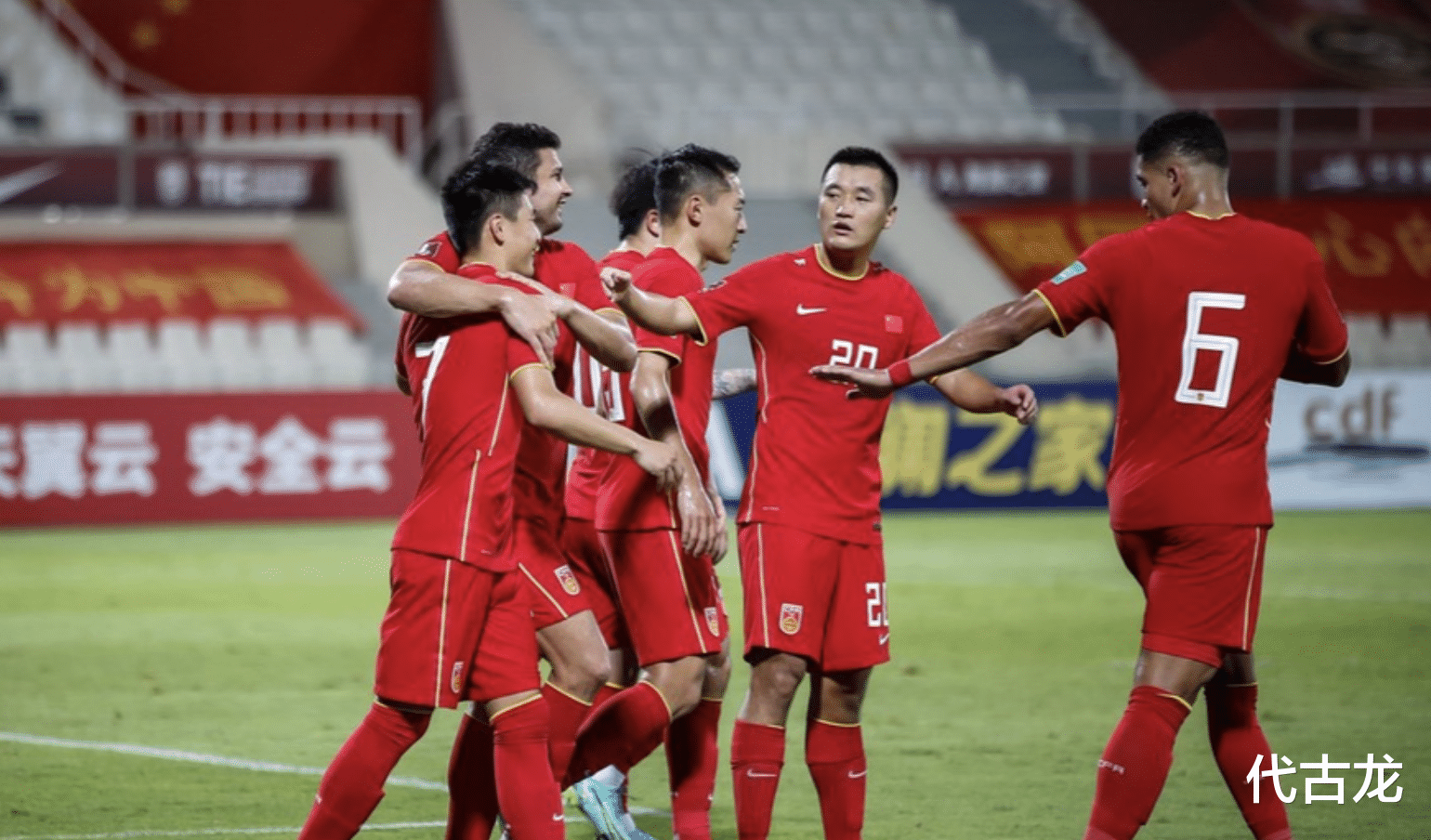 国足|双喜临门!国足2-0击败菲律宾:喜提300万奖金,出线形势大好