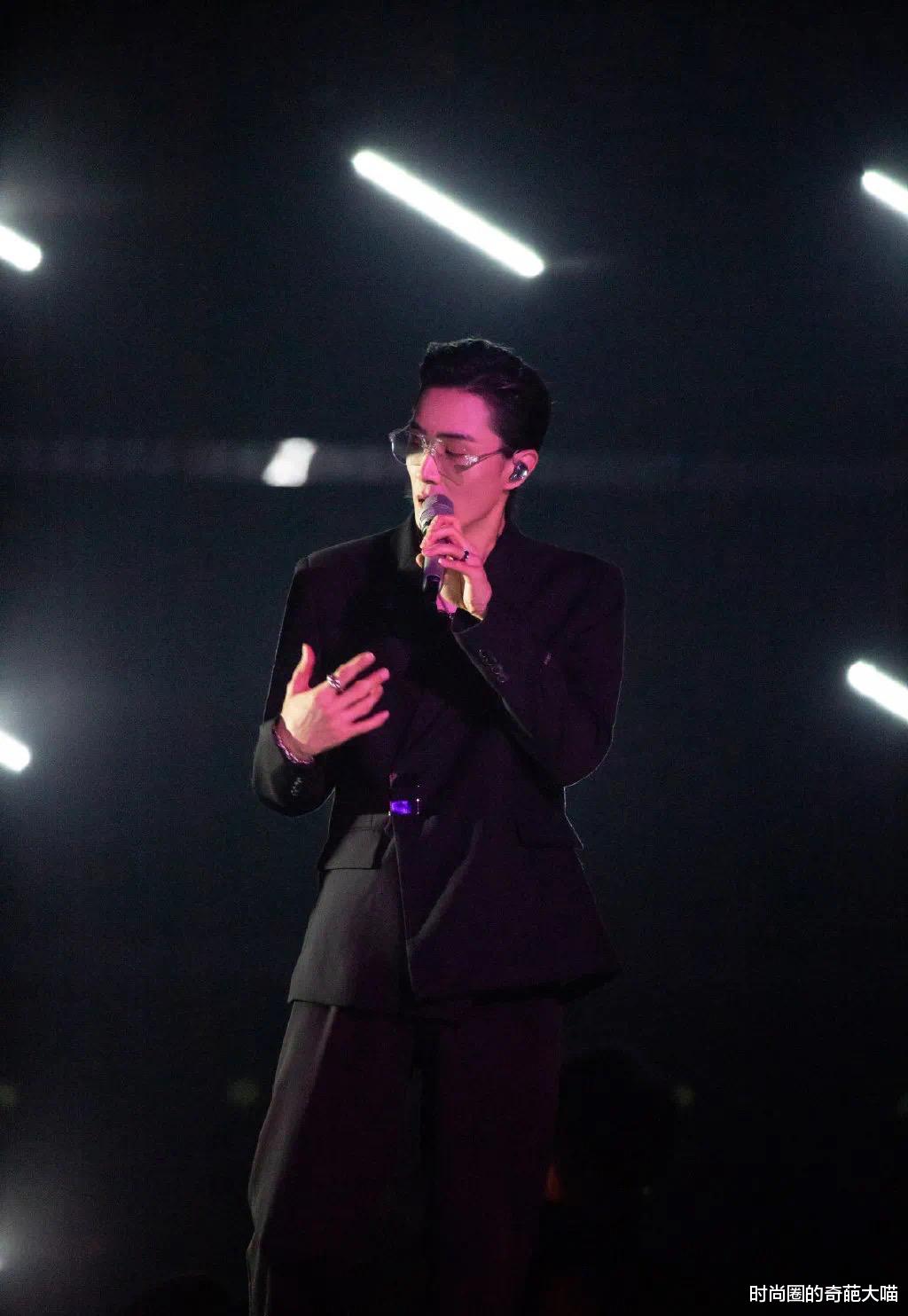 时尚圈的奇葩大喵|李承铉结婚多年仍处热恋，穿衣打扮都要经过戚薇允许，看着太有爱