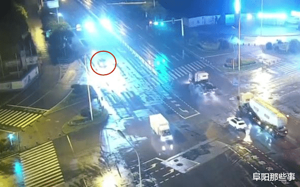 阜阳那些事 事发深夜！美女驾驶员被阜阳交警依法拘留！