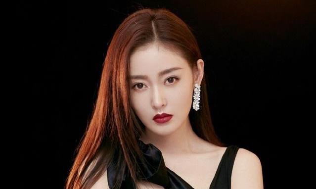 张天爱|张天爱再惹争议！私下应酬对男领导投怀送抱，网友：红是有原因的