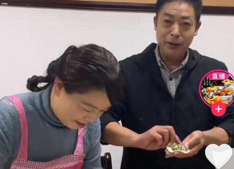 冬至|冬至来临时，许敏姚爸一起包饺子，网友称姚爸包的饺子肯定好吃