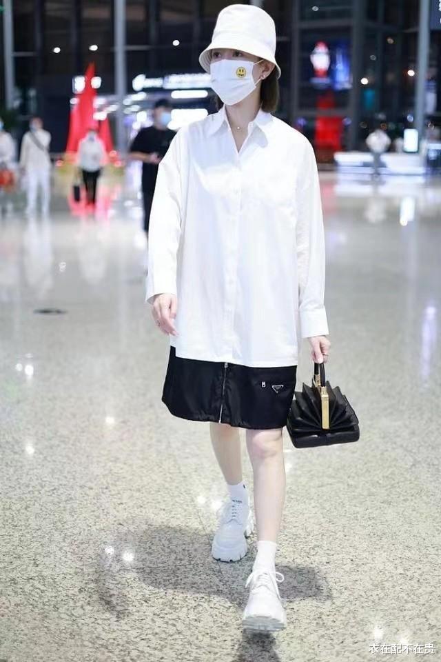 衣在配不在贵 佘诗曼穿衣挺大胆，白衬衫下面缝了块黑布，非但不难看，还挺时髦