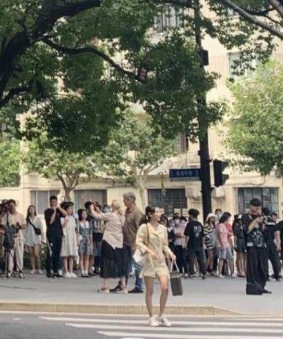 Angelababy|Angelababy超市拍戏被偶遇，休闲打扮超低调，瞪眼式表演遭吐槽