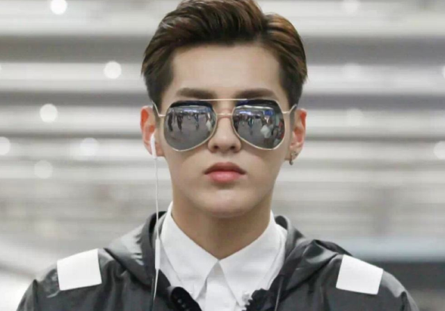 吴亦凡|吴亦凡被粉丝“关心”，本人回复超拽“坐你大爸”，丝毫不惧风波