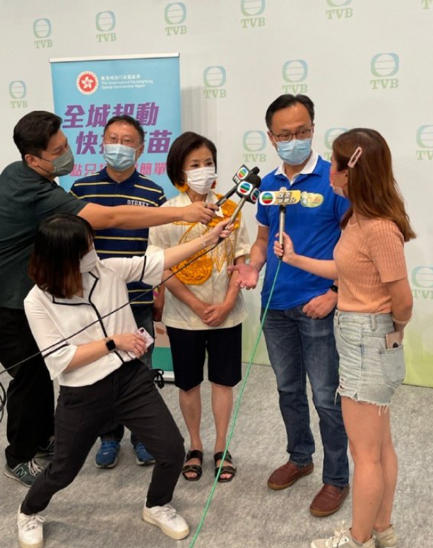 潮流前沿|汪明荃74岁一点不显老，穿老爹衬衫配五分裤，打扮新潮不输00后