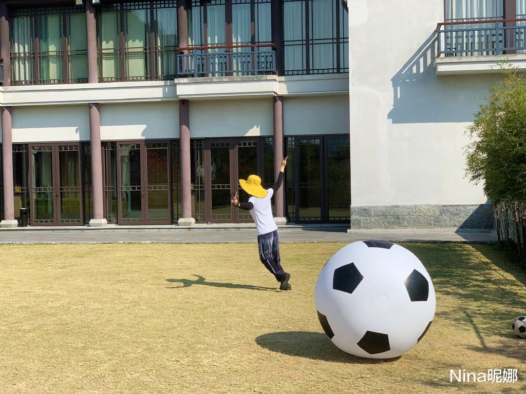 姐姐|阔太胡静上浪姐真拼了，43岁穿透明吊带剪银丝短发，把30位姐姐全写在手臂上