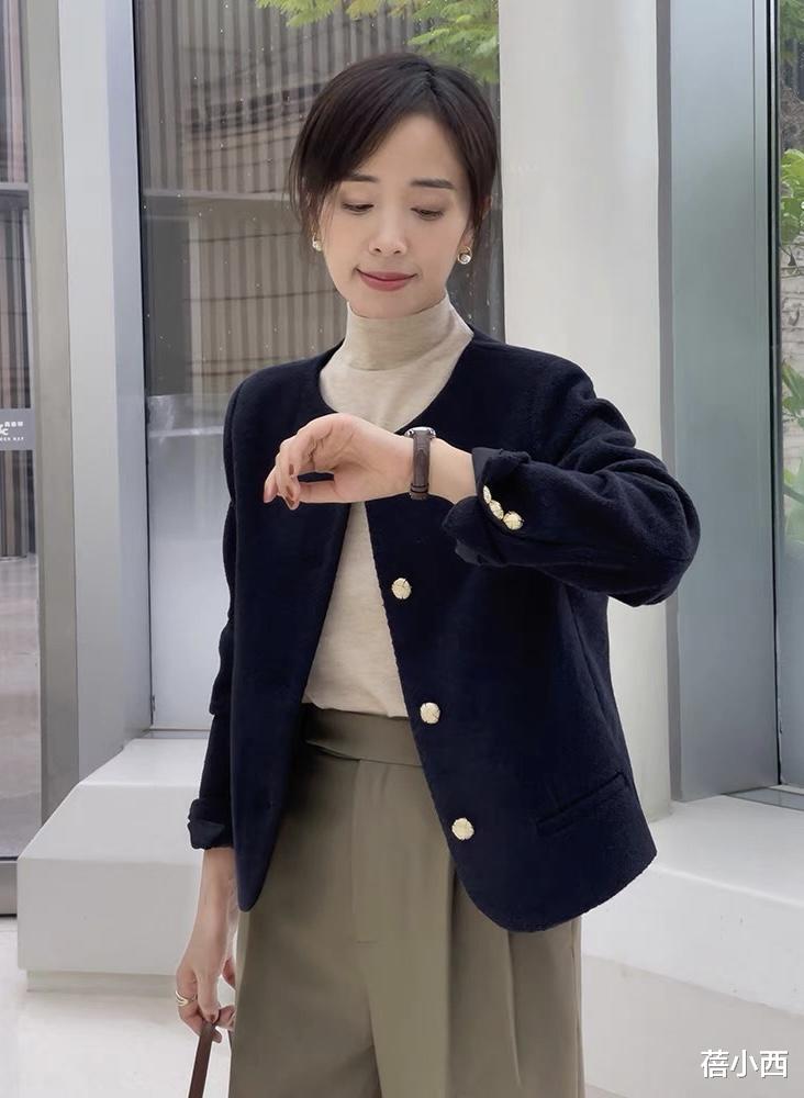 蓓小西 40岁女人多穿“纯色上衣”，记住这3个搭配思路，气质远胜同龄人