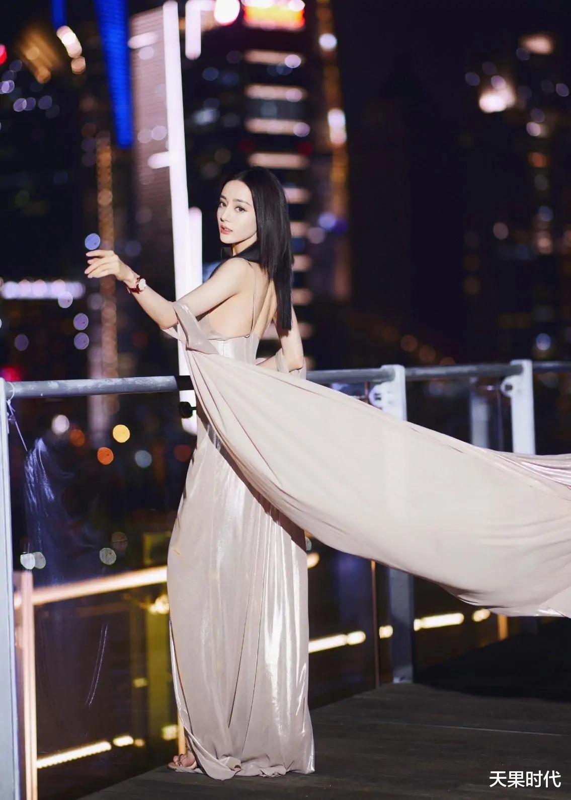 天果时代 迪丽热巴不愧是颜值壁垒，香槟色长裙秀绝美身材，一般人驾驭不了