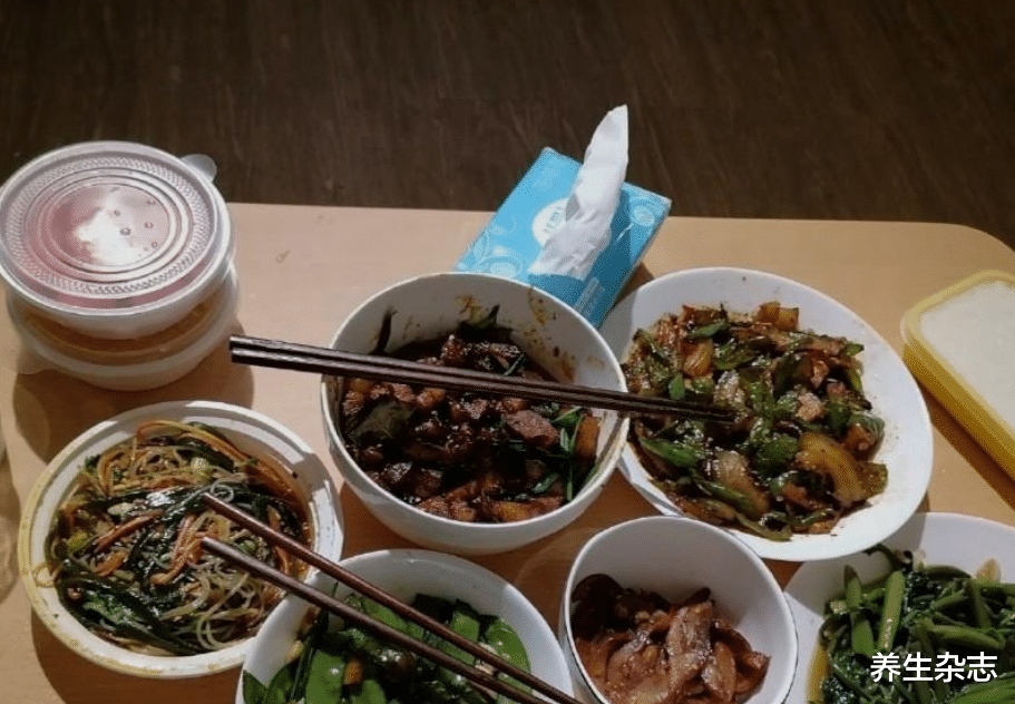 |面条是肝病的“发物”?医生:不想肝脏“报废”,这2种食物应撤下餐桌