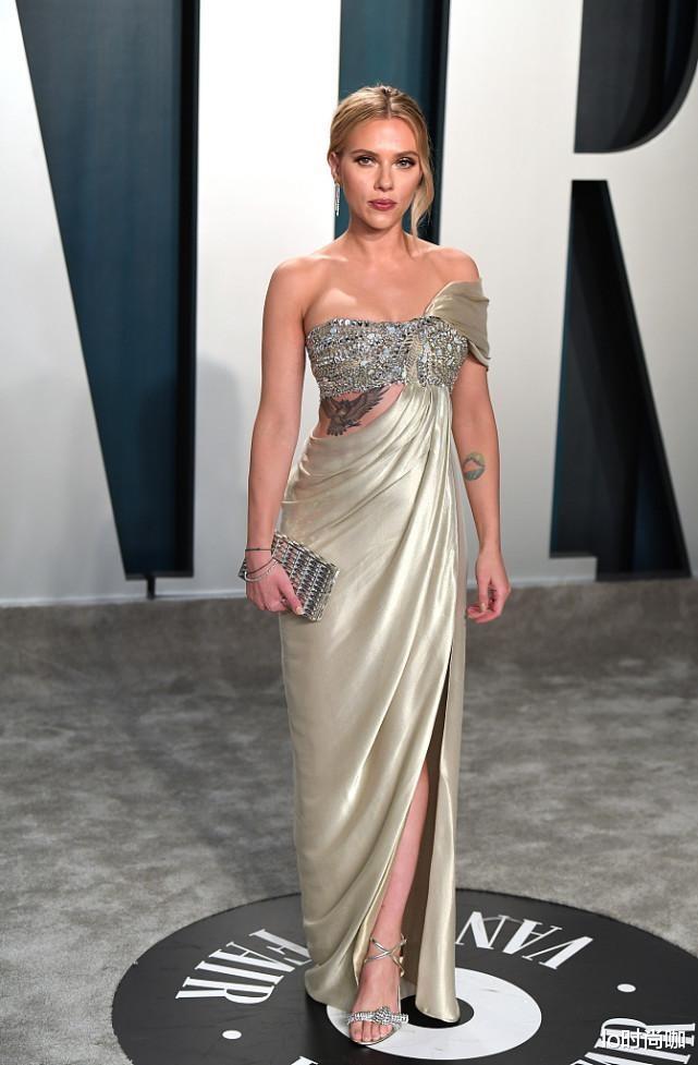 lo时尚咖|“黑寡妇”剧里剧外气质大不同，穿一袭缎面开叉裙，美的太优雅