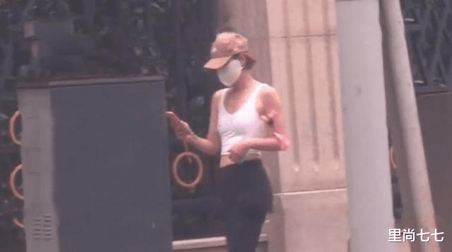 马伊琍|马伊琍私下穿衣太性感，穿紧身小背心身材快瘦成麻杆，却勒出副乳