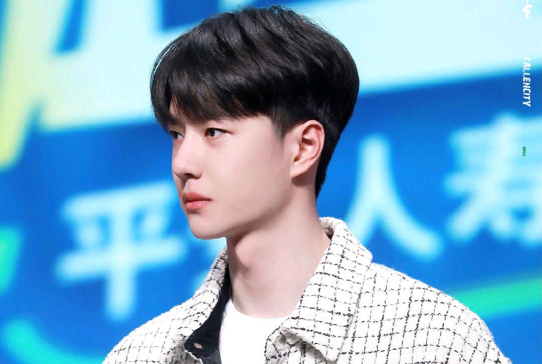 王一博|王一博白色软呢格子衫亮相，现场抽盲盒，却被问得一脸懵