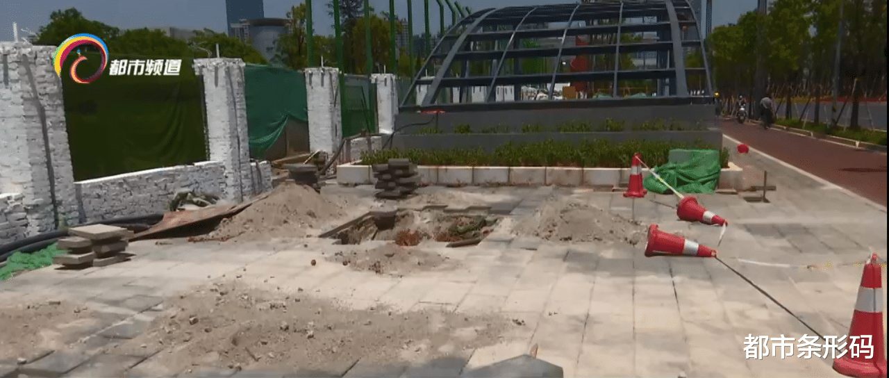 都市条形码 人行道施工留“大坑” 市民担心有隐患