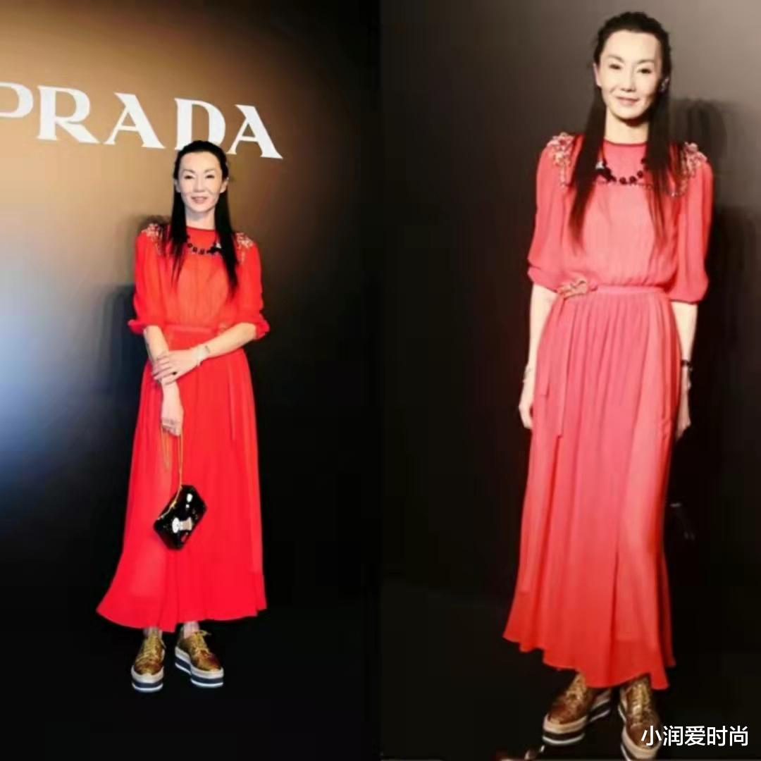 小润爱时尚 张曼玉老年干瘦穿戴仍讲究，毛衣搭围巾保暖不臃肿，秋冬照穿时髦