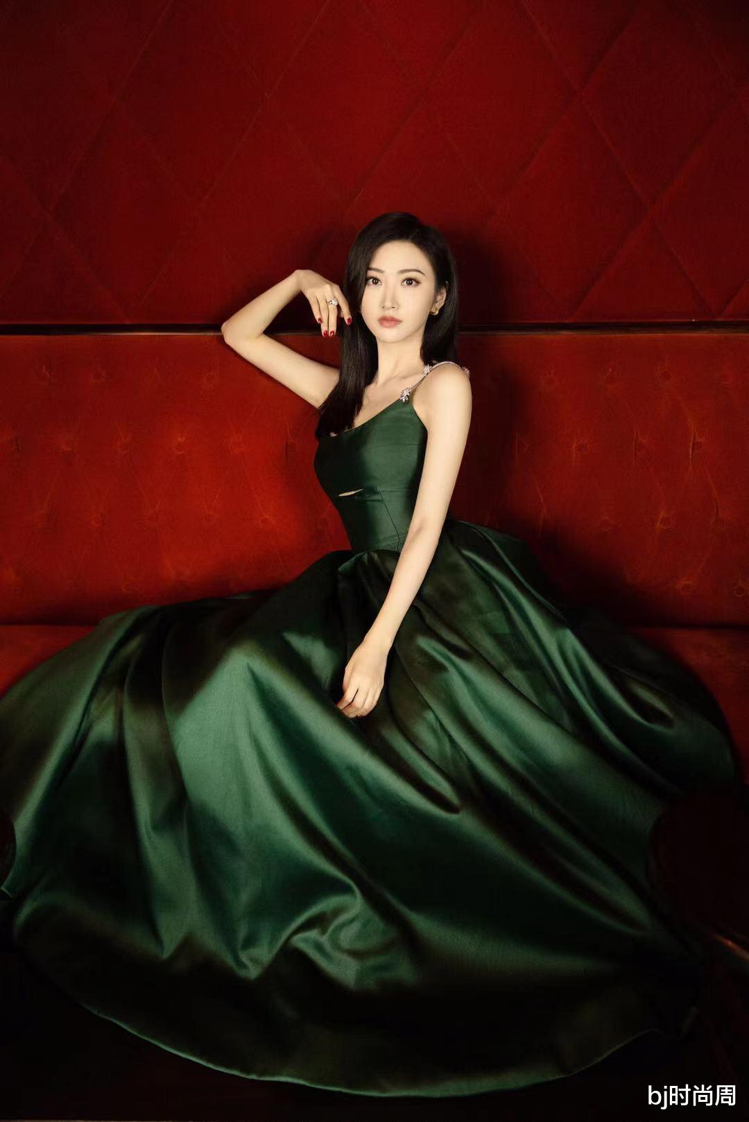bj时尚周|景甜穿墨绿色连衣裙礼服，没想到这么好看，看起来很高贵