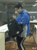 美人閣 感覺姑娘的這個動作比一字馬難得多，哈哈哈