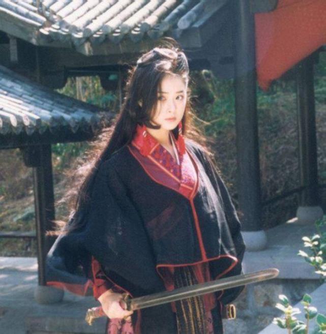 蒋欣|情商低得罪半个演艺圈，“傻姑娘”蒋欣的娱乐圈历险记