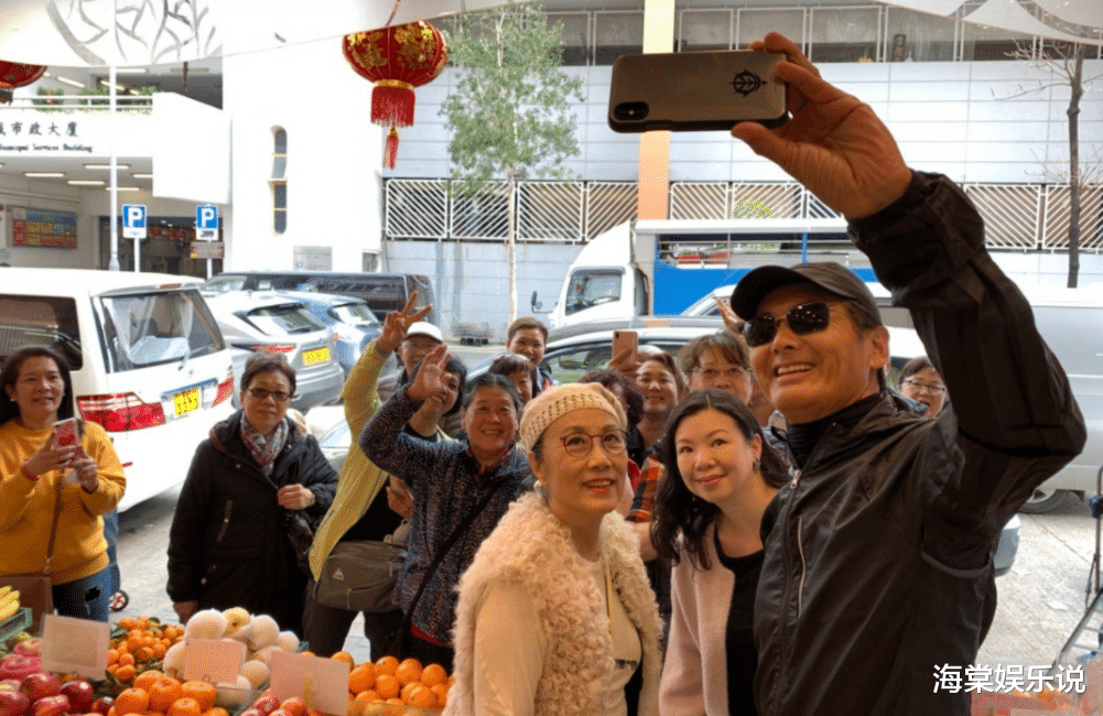 周润发|周润发近日被偶遇!66岁生活简朴吃素面配白水,老态龙钟白发苍苍