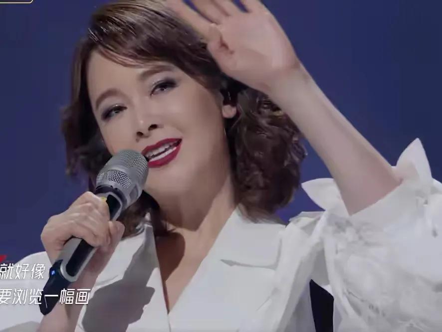 左小青|42岁左小青难逃中年肥胖！穿黑蕾丝热舞，这身肉单挑对的地方长呀，羡慕了