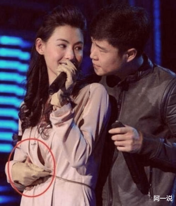张柏芝|小沈阳张柏芝同台对唱，张柏芝上衣纽扣崩开，他迅速搂住张柏芝腰