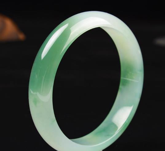 翡翠手镯|一女士试戴两万多的翡翠手镯取不下闹到派出所，这件事你怎么看？