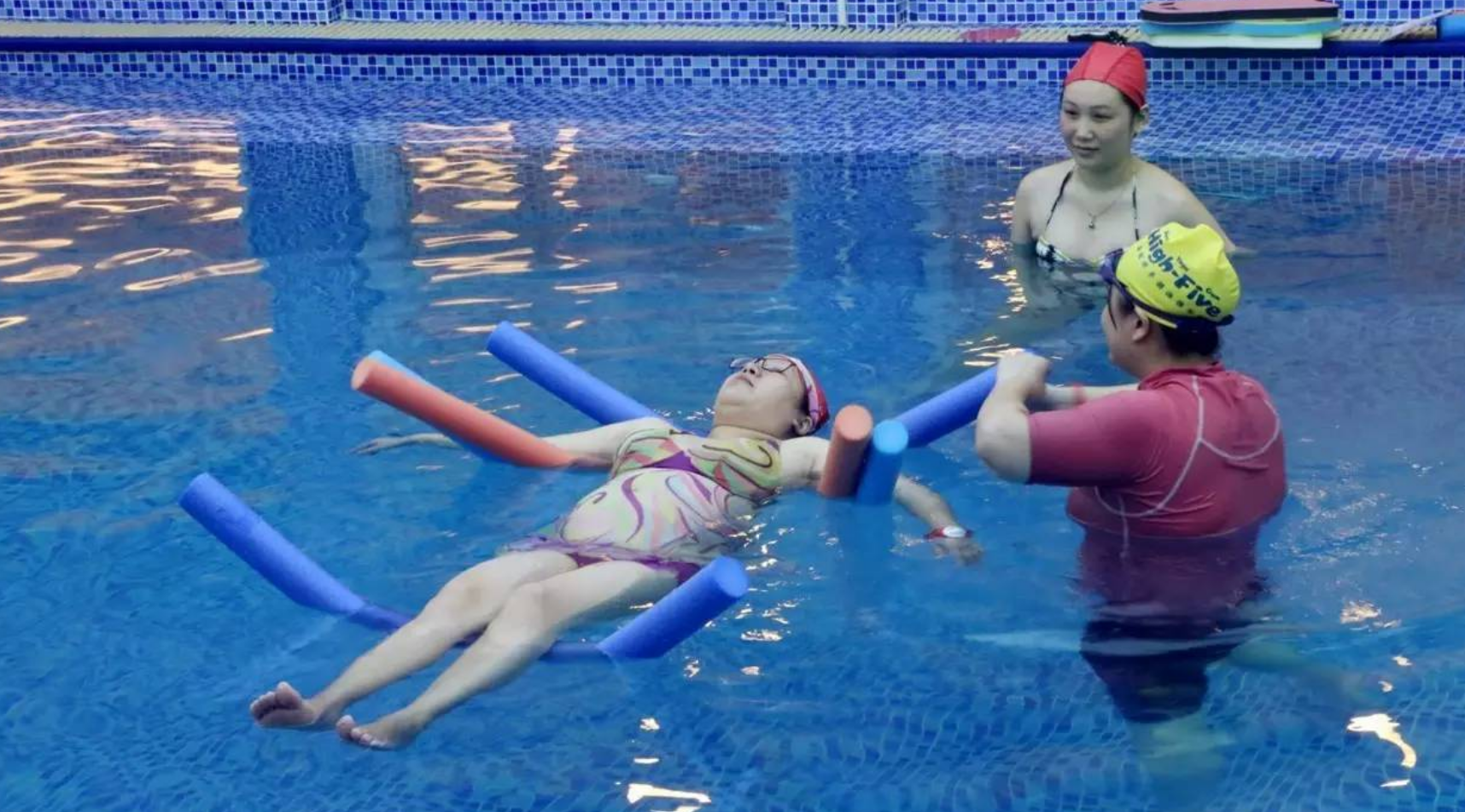 母婴之道|预产期前几天去游泳放松，肚子突然临时“发动”，医生都说惊险