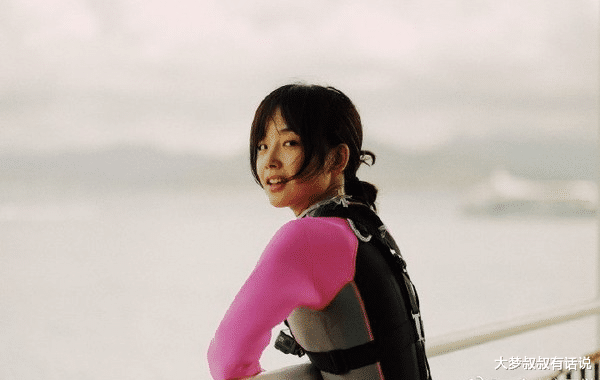 明星素颜|「最美女记者」，首次素颜入镜！31岁真实样貌曝光，网友笑称：差很多