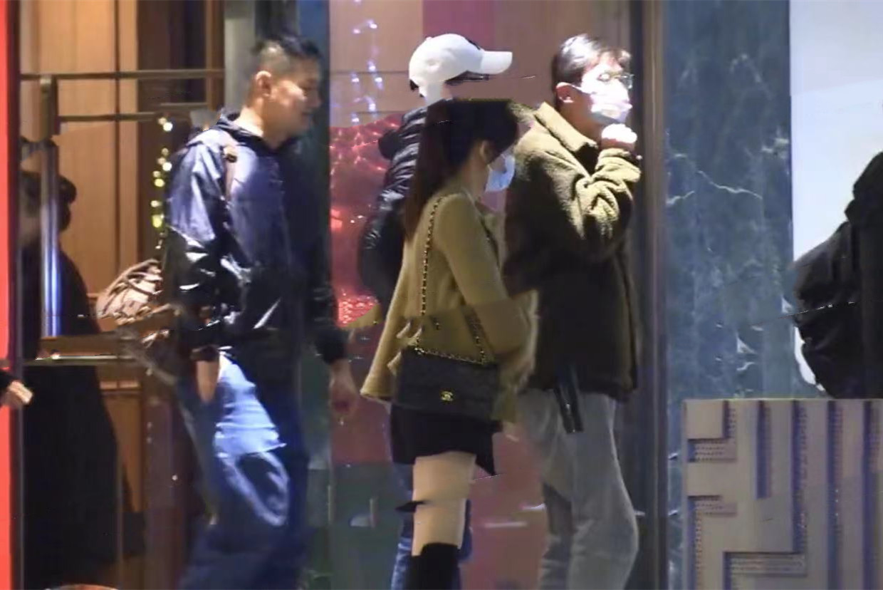 周杰|51岁周杰恋情曝光！和长腿萌妹出游举止亲密，深夜挽手同回酒店