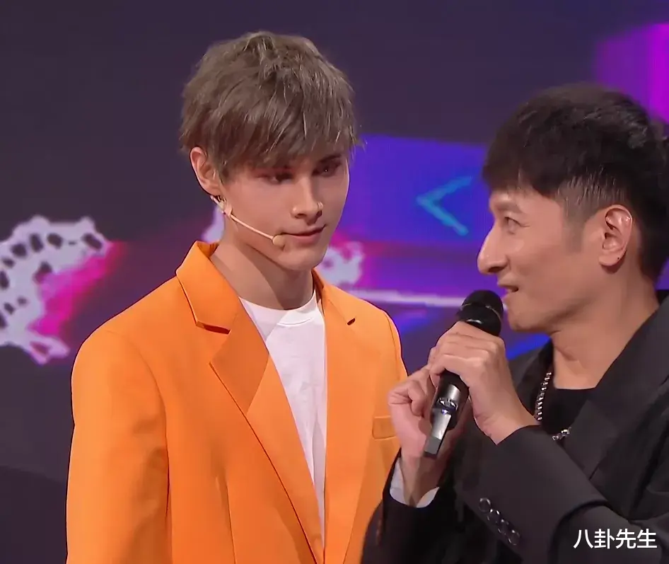 张彬彬|湖南卫视开心夜：金晨鼻子瞩目，TWINS造型拖后腿