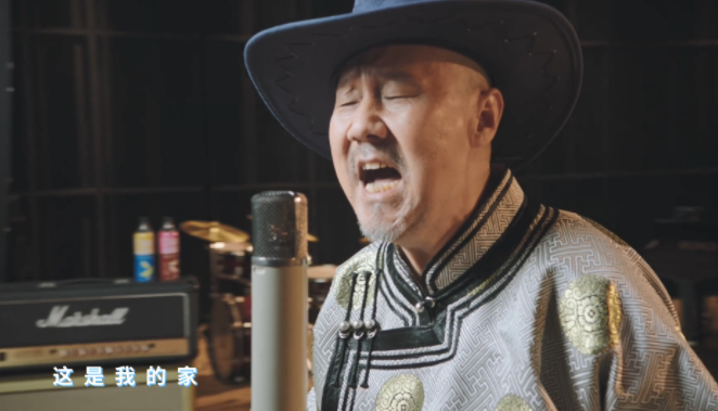 |腾格尔亲切似邻居大爷，家里装修很朴素，萌叔的新歌关注度不高