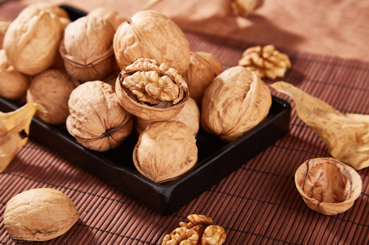 失眠|经常失眠，半夜易醒，5种食物或许能帮你缓解，不妨多吃