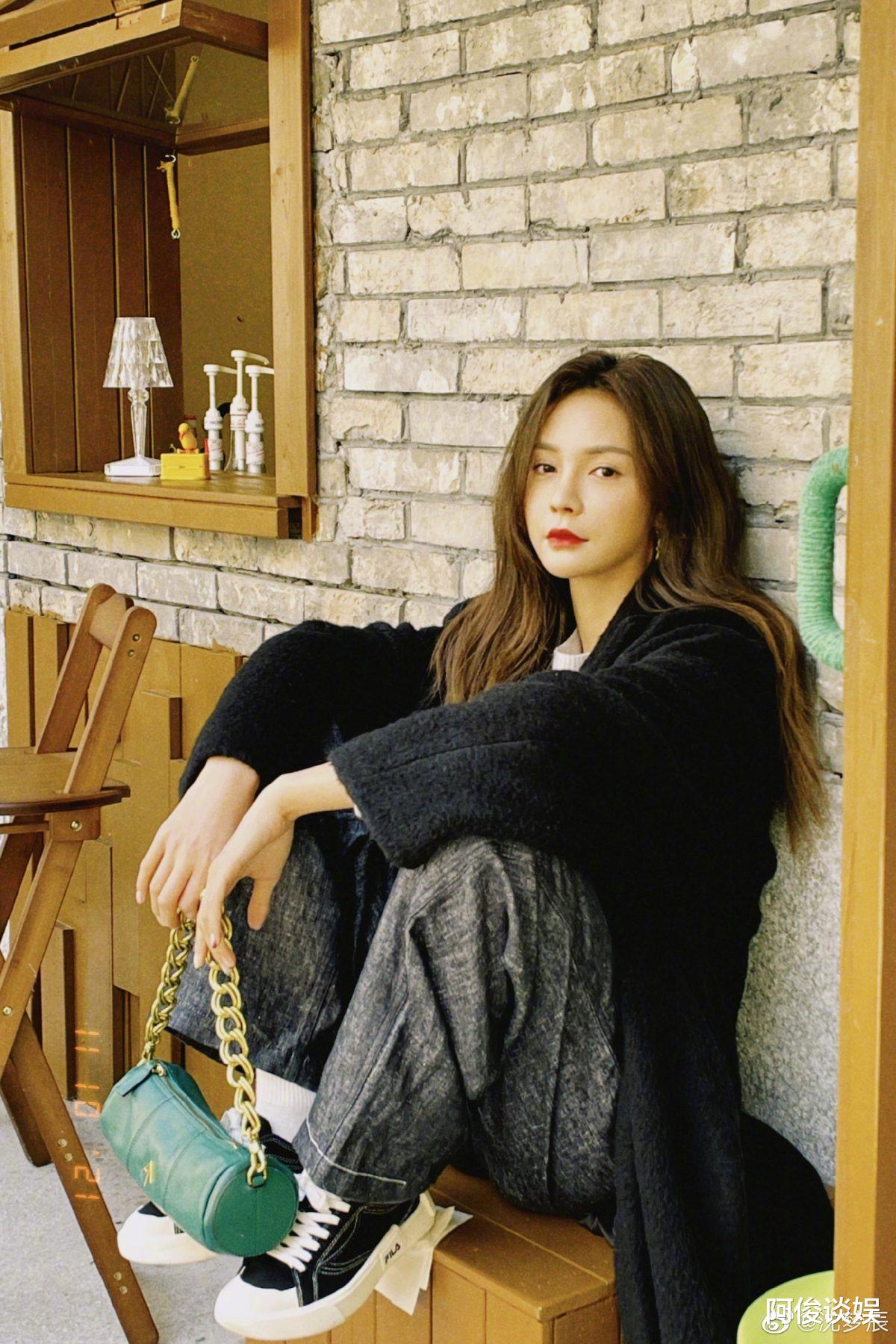 沈梦辰|社死现场！沈梦辰脸部猛撞玻璃门发出巨响， 网友笑：证明鼻子是真的